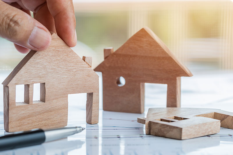 Makler-Immobilienmakler-Frankfurt-Haus-verkaufen Haus verkaufen in Frankfurt – Hausmodell als Symbol für den erfolgreichen Immobilienverkauf und die professionelle Vermarktung.